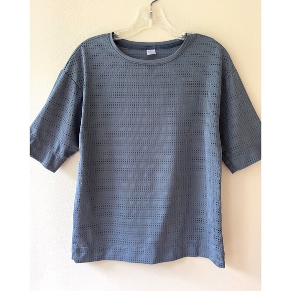 Gap Fit Sz XS Gray Stretch Perforated Sheer Eyelet Short Sleeve Sports Shirt Top - Picture 1 of 7